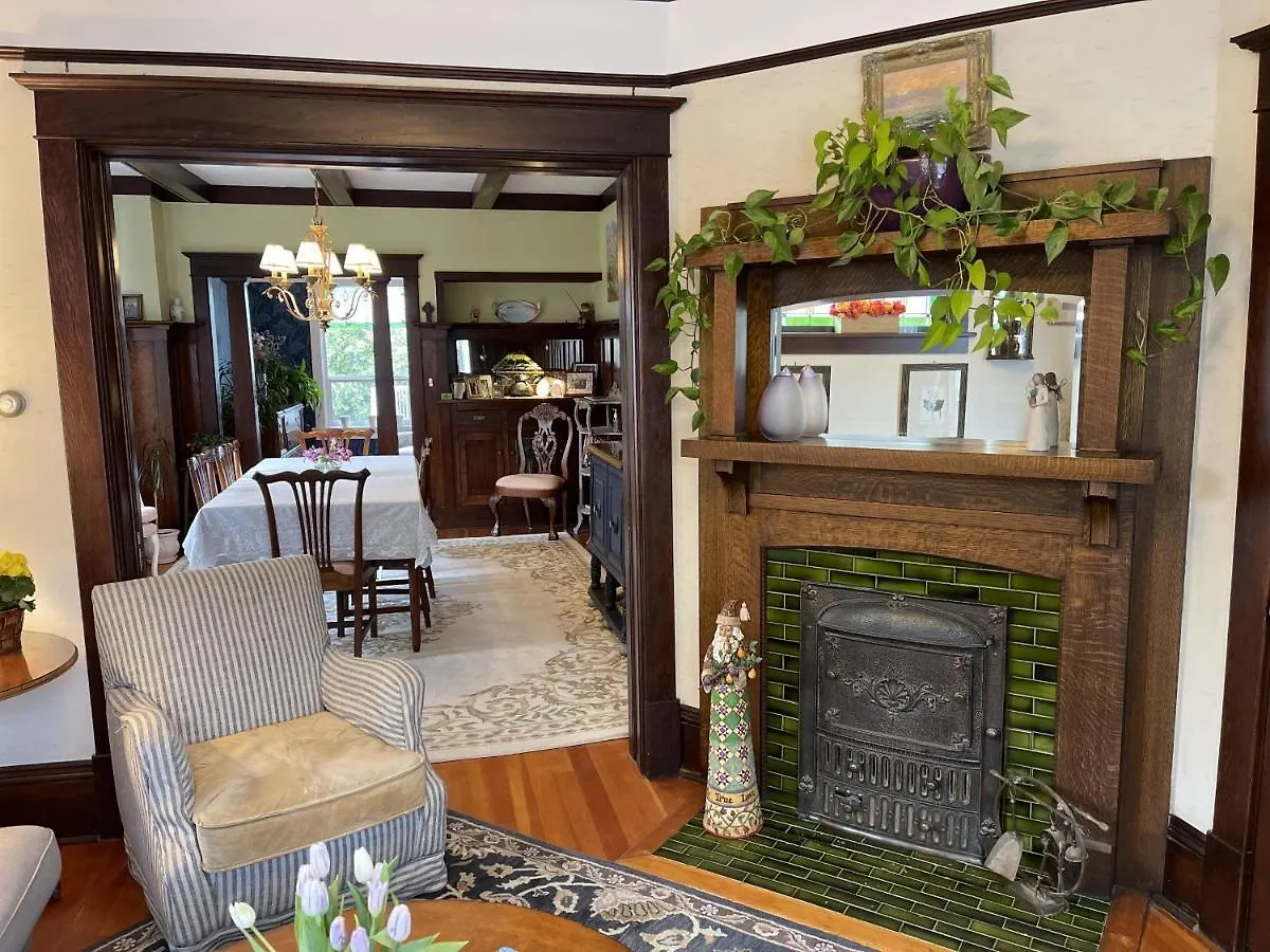 Fisher House Victoria Bed And Breakfast 4*,