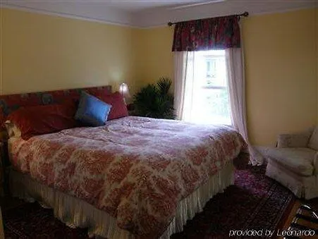 Fisher House Victoria Bed And Breakfast